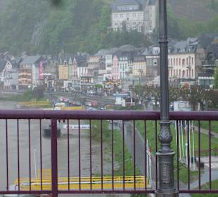 Moselpromenade mit Burghotel unterhalb der Burg