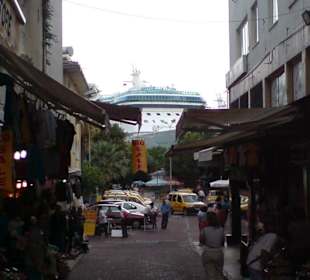 Ladenstraße mit Schiff