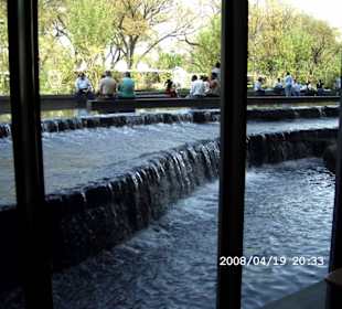 kLeiner Wasserfall beim Restaurant