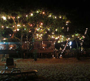 Restaurant am Strand schön beleuchtet