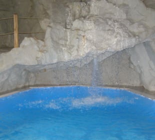 Wasserfall im Schwimmbad