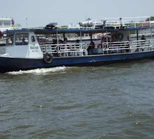 Blick auf eine Flussfähre