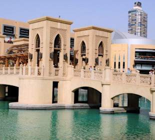 Brücke über den See vor der Mall