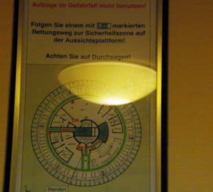 Vor dem Aufzug