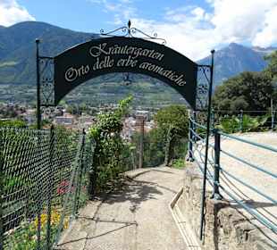 Zugang zum Kräutergarten des Tappeinerweges