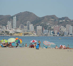 Poniente Strand mit Blick auf die Skyline