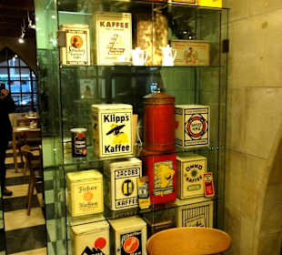 Ausstellung historischer Kaffeedosen bei Büchlers