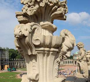 Figurenschmuck auf den Wallpavillon