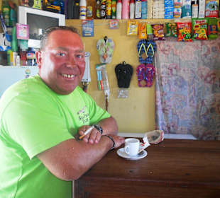 Der gutgelaunte Frank in Boofaraira's Supermarkt