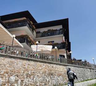 Auffahrt und Terrasse