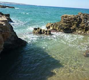 Süße Bucht in der Nähe vom Hotel