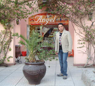 Der Chef vor dem Shop