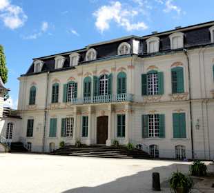 Die Frontansicht des Schlosses