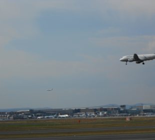 Jet beim Anflug in unmittelbarer Nähe