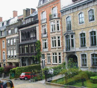 Вот такие милые домики раньше были во всем городе