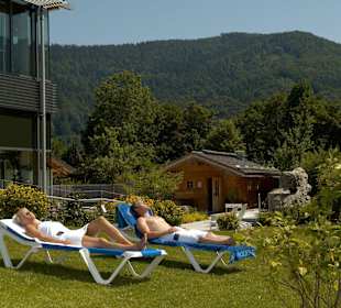 Unbeschwertes Sonnenbaden im Saunagarten