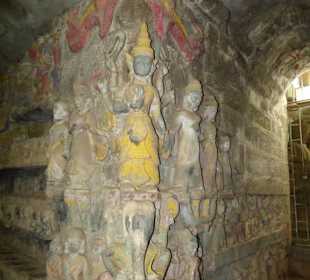 Schöne Steinarbeiten auch in den Durchgängen