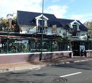Blick von der Straße auf den Pub