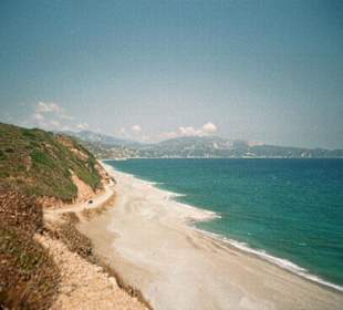 Strand mit Blick auf Kymi Hafen
