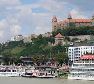 Von der Donau aus hoch zur Burg