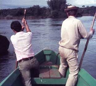 Mit dem Boot zu den Wasserfällen
