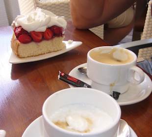 Kaffee und Erdbeerkuchen im Bonsol