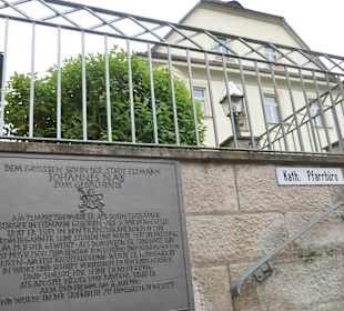 Eltmann: Pfarrbüro mit Gedenktafel Johannes Nas