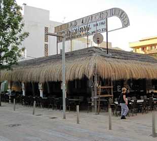 Bar mit Strohdach