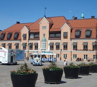 Geschäftshaus im Norden des Platzes