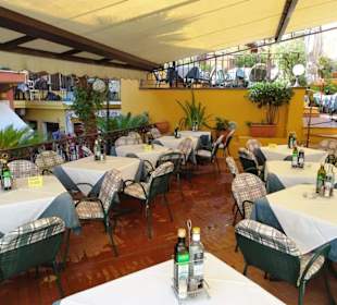 Blick auf die Terrassenplätze des Restaurants