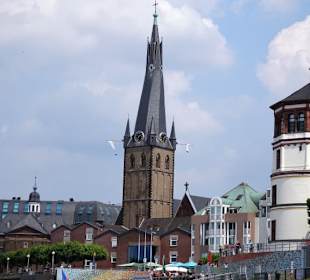 Blick vom Rhein auf die Lambertuskirche