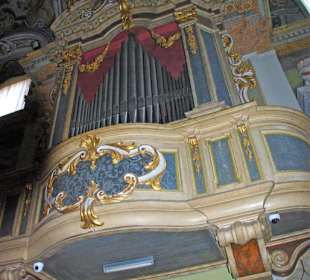 Die Orgelanlage seitlich angebracht