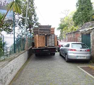 Per LKW werden die Korbschlitten zurück gebracht.
