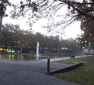 Kleiner Teich zum Entspannen direkt vorm Flughafen