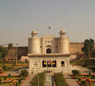 Lahore Fort, Blick vom Eingang der Badshahi Moschee