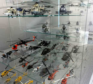 Hubschraubermodelle in einer Vitrine