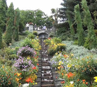 Italienische Blumen-Wassertreppe