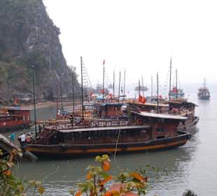 Boote vor der Höhle