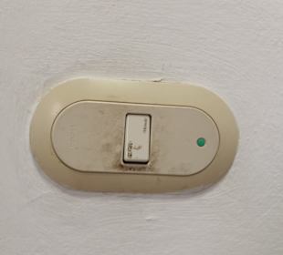 Lichtschalter am Zimmereingang