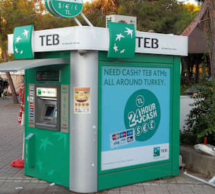 Telefonzelle bei Markt und neben Apotheke