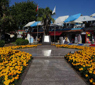 Denkmal im Hafen von side