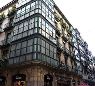 Typische Fassaden in der Altstadt von Bilbao