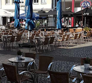 Genügend Sitzplätze draußen