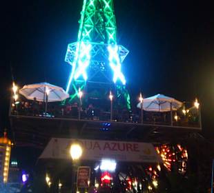 Eifelturm am Goldstrand bei Nacht