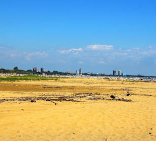 Strand bei den Wellenbrechern