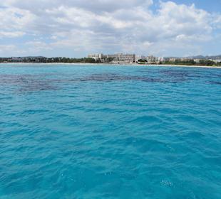 Wunderschönes Wasser bei der Boots- Küstenfahrt