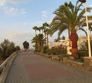 Uferpromenade vor dem Hotel