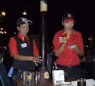 Tawandang German Brewery - Eine stange Bier