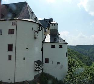 Die Plumsklo's sind an der Außenwand angebracht