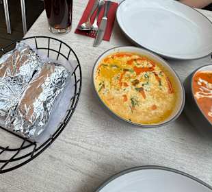 Naan, Chicken Korma und Butter Chicken